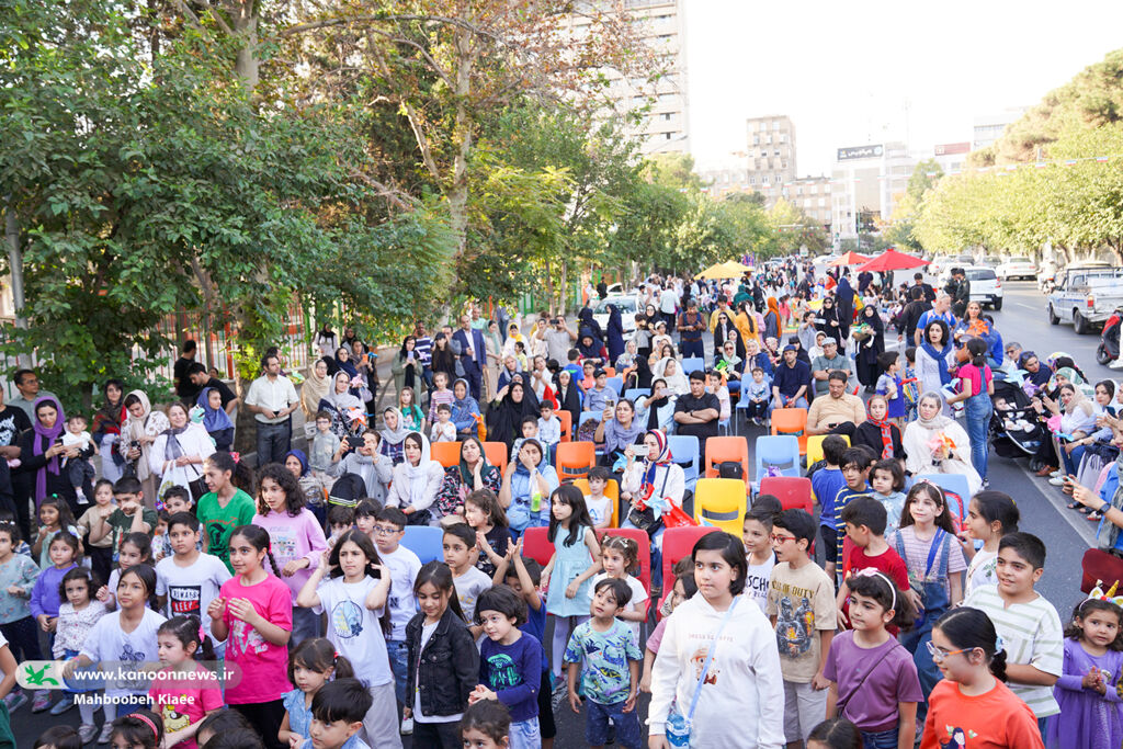 لحظات خوش کودکان با همراهی عروسک‌ها رقم خورد