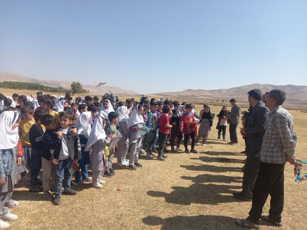 کانون و مسئولین در کنار کودکان برای تحقق شعار "حال خوش زندگی" در فارسینج سنقر