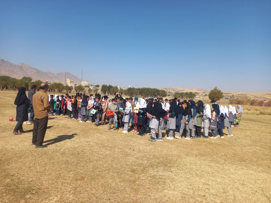 کانون و مسئولین در کنار کودکان برای تحقق شعار "حال خوش زندگی" در فارسینج سنقر