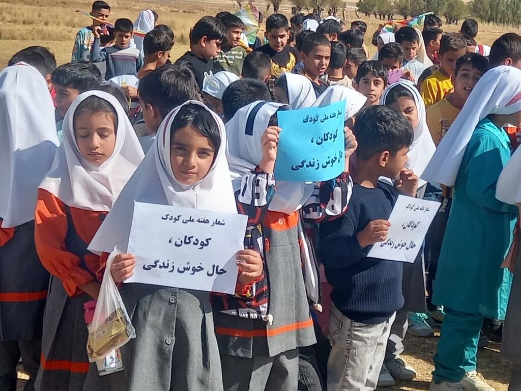 کانون و مسئولین در کنار کودکان برای تحقق شعار "حال خوش زندگی" در فارسینج سنقر