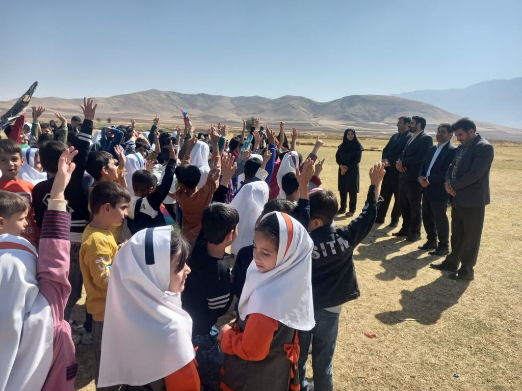 کانون و مسئولین در کنار کودکان برای تحقق شعار "حال خوش زندگی" در فارسینج سنقر