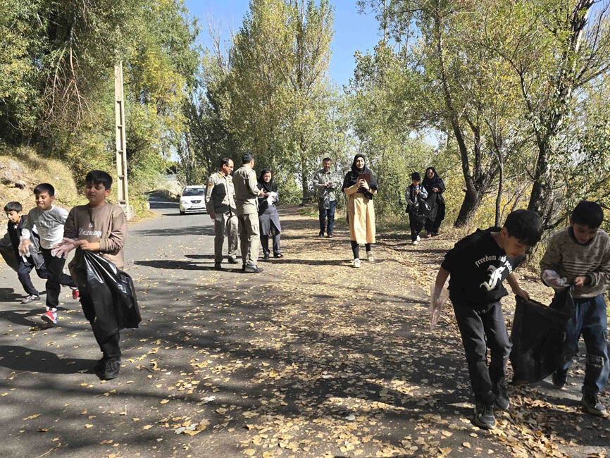 1350129-1 دانشآموزان مشگینشهری در پیادهروی محیطزیستی «زمین، خانه ما» شرکت کردند