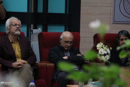 نشست صمیمی هوشنگ مرادی‌کرمانی در کانون کرمان برگزار شد