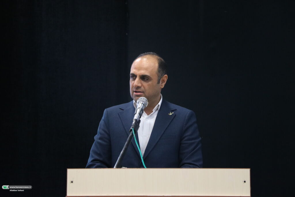 1350247 نشست صمیمی هوشنگ مرادیکرمانی در کانون کرمان برگزار شد