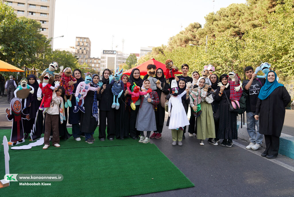 لحظات خوش کودکان با همراهی عروسک‌ها رقم خورد