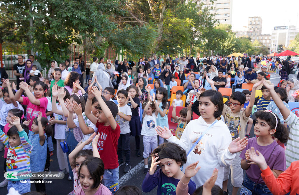 لحظات خوش کودکان با همراهی عروسک‌ها رقم خورد