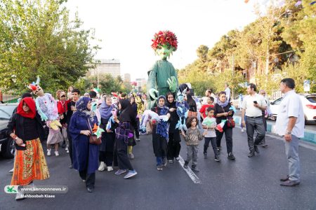 لحظات خوش کودکان با همراهی عروسک‌ها رقم خورد