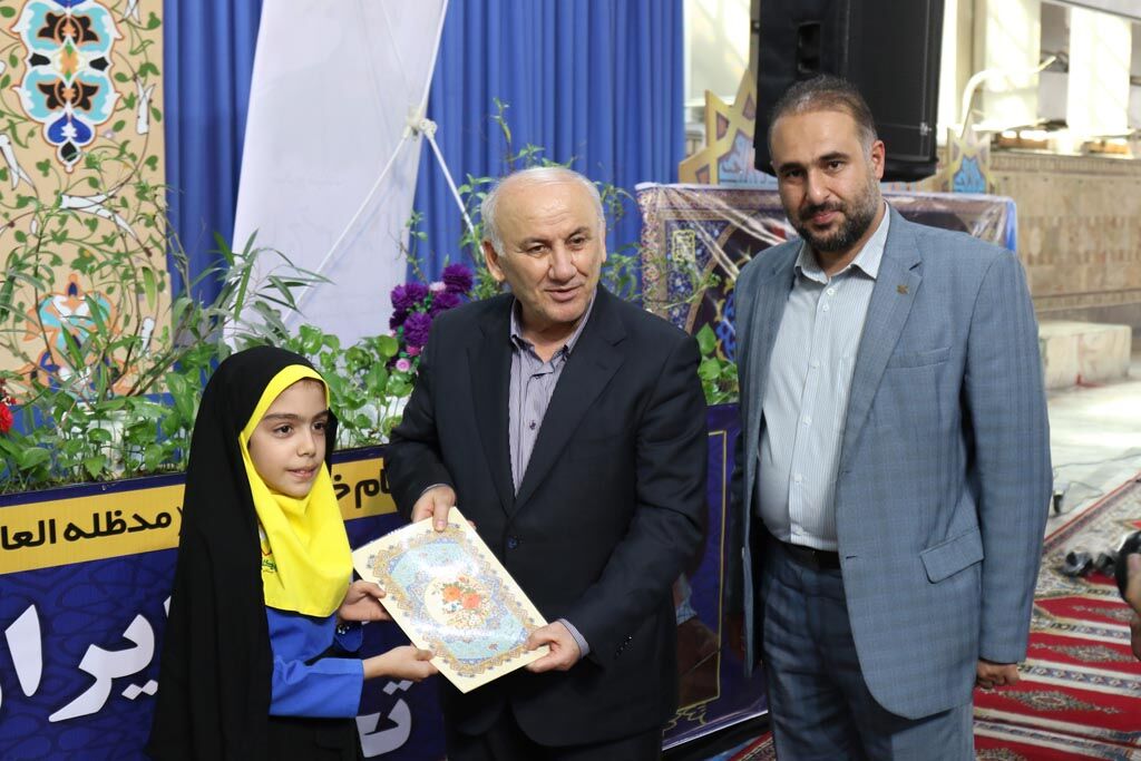 1350342-1 قرائت بیانیه هفته ملی کودک در نماز جمعه ساری