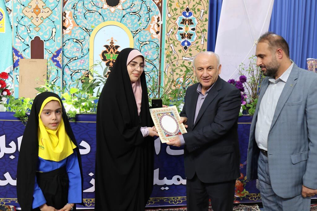 1350347-1 قرائت بیانیه هفته ملی کودک در نماز جمعه ساری