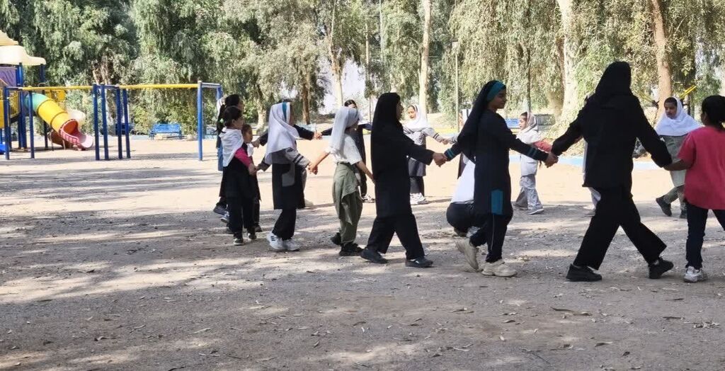 1350370-1 اردوی مشترک کانون و کمیته امداد برای حال خوش کودکان قصرشیرین برگزار شد