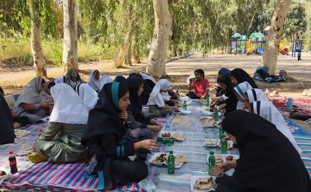 1350371-1 اردوی مشترک کانون و کمیته امداد برای حال خوش کودکان قصرشیرین برگزار شد