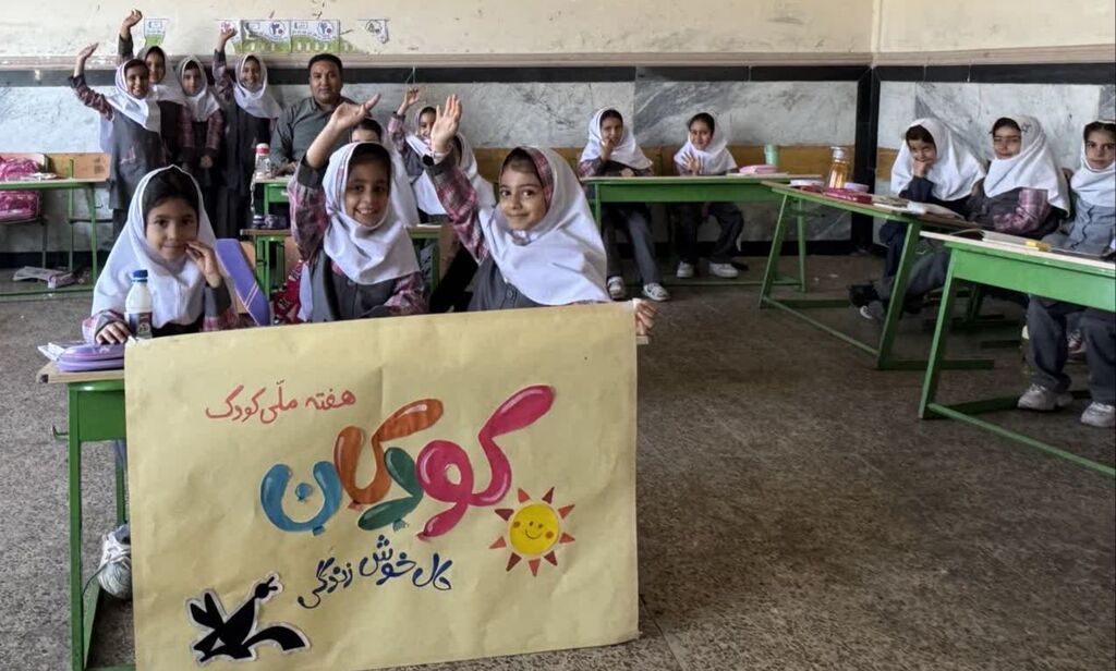 1350378-1 مرکز شماره ۳ اسلام آباد غرب "روز کودک، روز قصه" را در مدارس برگزار کرد