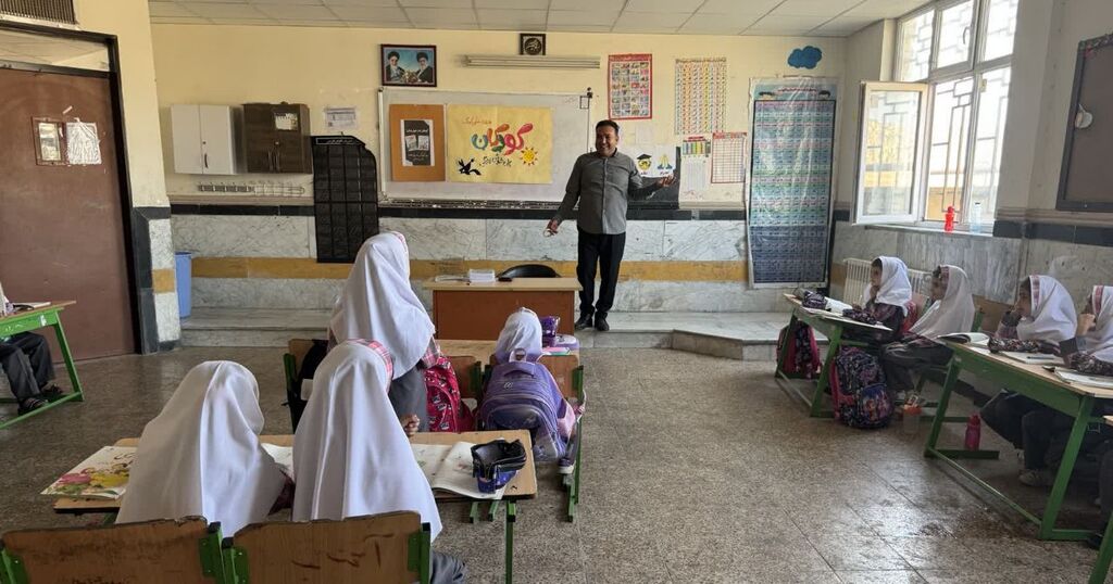 1350380-1 مرکز شماره ۳ اسلام آباد غرب "روز کودک، روز قصه" را در مدارس برگزار کرد