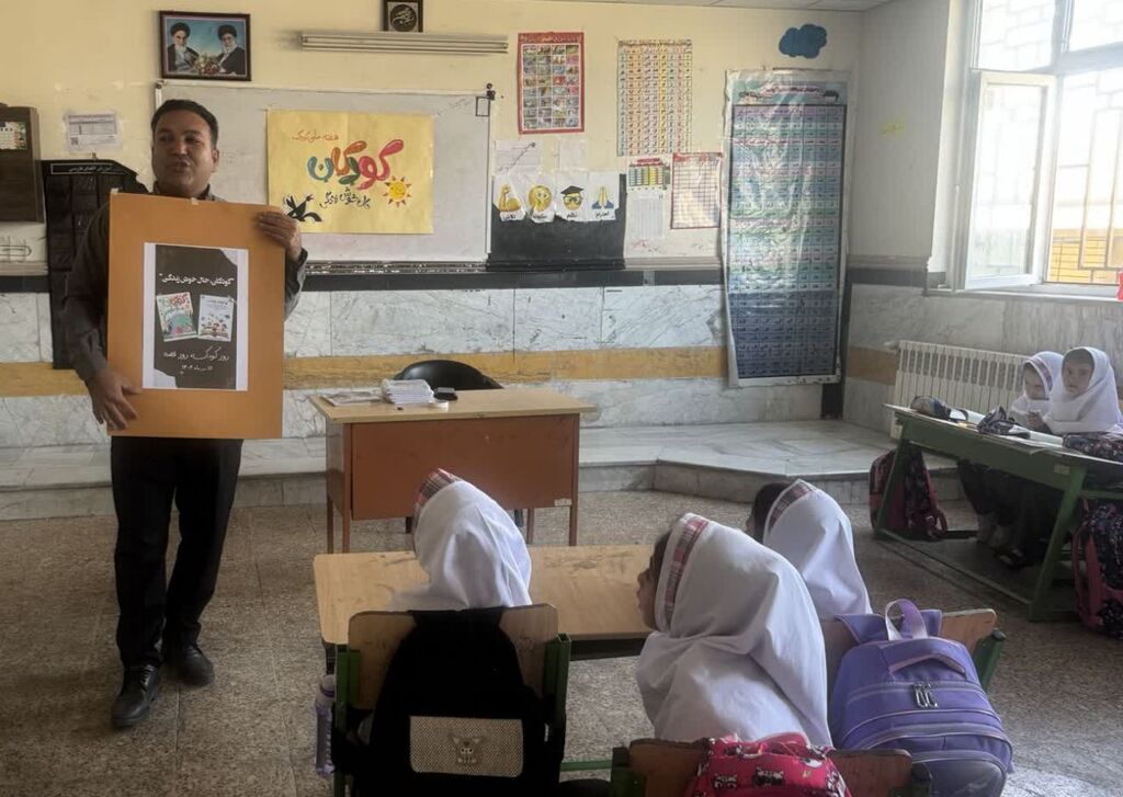 1350381-1 مرکز شماره ۳ اسلام آباد غرب "روز کودک، روز قصه" را در مدارس برگزار کرد