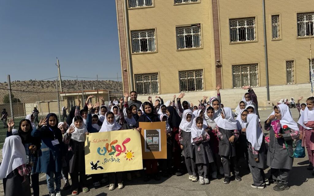 1350383-1 مرکز شماره ۳ اسلام آباد غرب "روز کودک، روز قصه" را در مدارس برگزار کرد