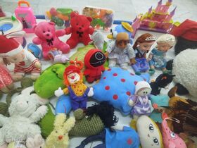 1350451-1 اهداء عروسک و اسباب بازی به مناسبت هفته جهانی کودک