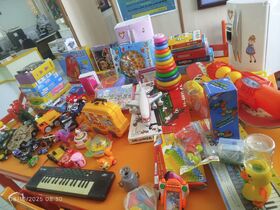 1350452-1 اهداء عروسک و اسباب بازی به مناسبت هفته جهانی کودک