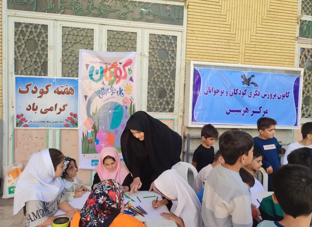 1350453-1 برپایی ایستگاه نقاشی کانون هرسین در مصلی نماز جمعه