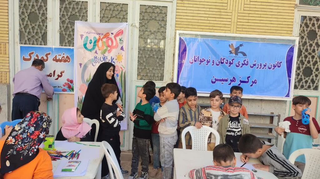 1350454-1 برپایی ایستگاه نقاشی کانون هرسین در مصلی نماز جمعه