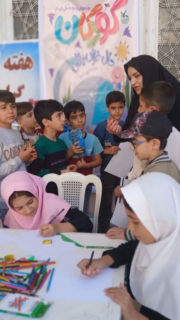 1350456-1 برپایی ایستگاه نقاشی کانون هرسین در مصلی نماز جمعه