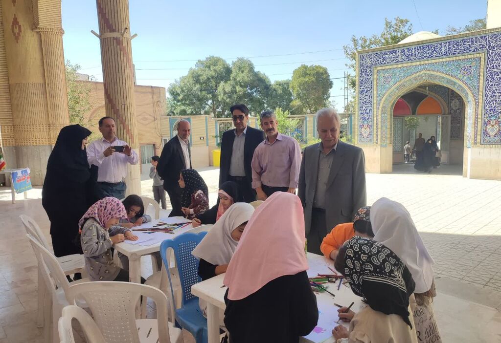1350457-1 برپایی ایستگاه نقاشی کانون هرسین در مصلی نماز جمعه