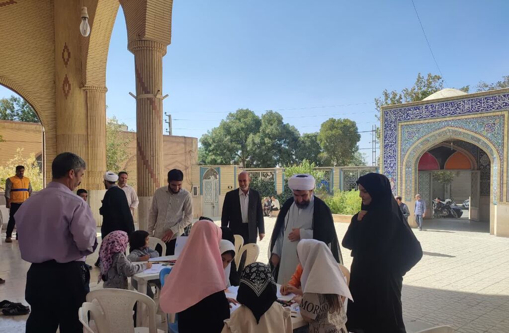 1350458-1 برپایی ایستگاه نقاشی کانون هرسین در مصلی نماز جمعه