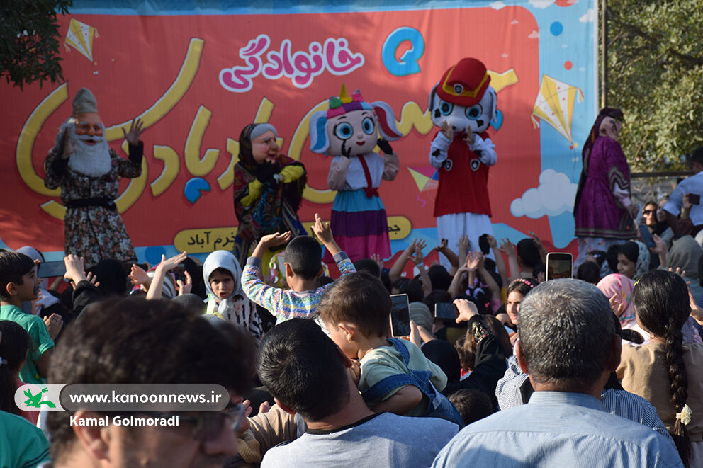 1350621-1 جشن پرواز بادبادکها در خرمآباد؛ جلوهای از شادمانی در هفته ملی کودک