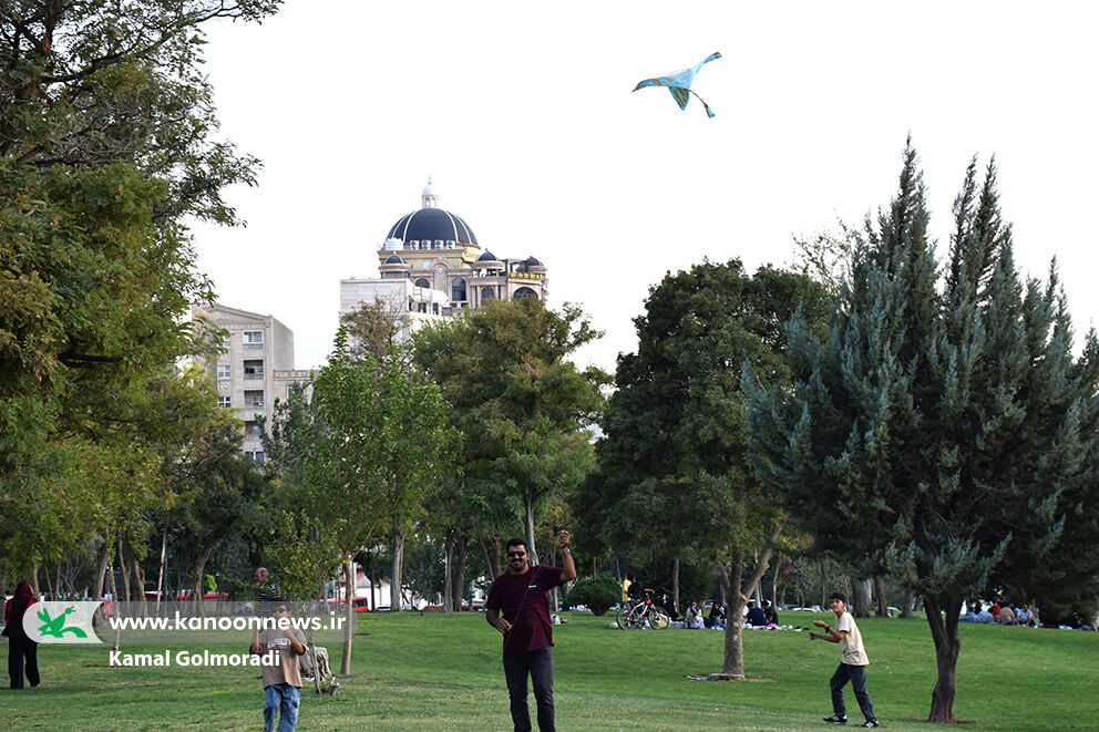 1350625-1 جشن پرواز بادبادکها در خرمآباد؛ جلوهای از شادمانی در هفته ملی کودک