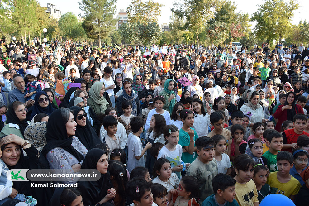 1350635-1 جشن پرواز بادبادکها در خرمآباد؛ جلوهای از شادمانی در هفته ملی کودک