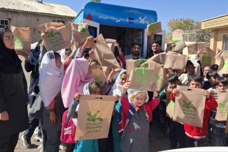 کودکان روستای گلیجان با «پیک امید» کانون، روز جهانی کودک را جشن گرفتند