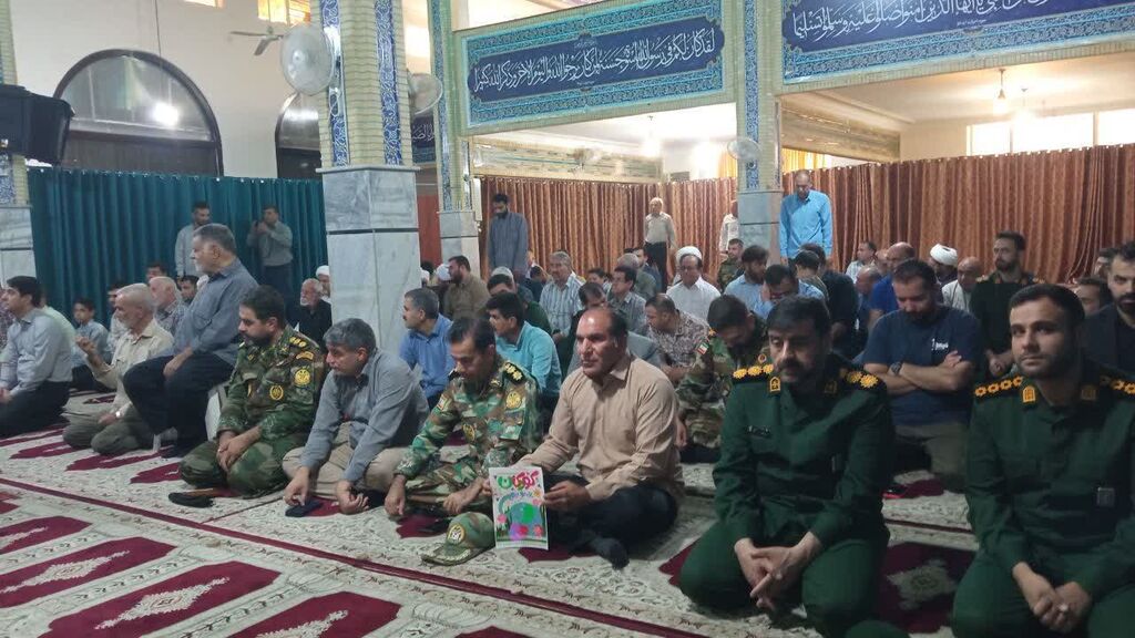 1350844-1 اعضا و کارکنان کانون قصرشیرین در نماز جمعه شهرستان حضور یافتند