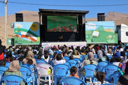 تماشاخانه‌ی سیار کانون در نقاط مختلف چهارمحال و بختیاری به اجرای برنامه می‌پردازد