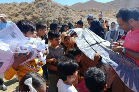 کاغذبادهای کودکان در آسمان قنات جهانی بلده فردوس