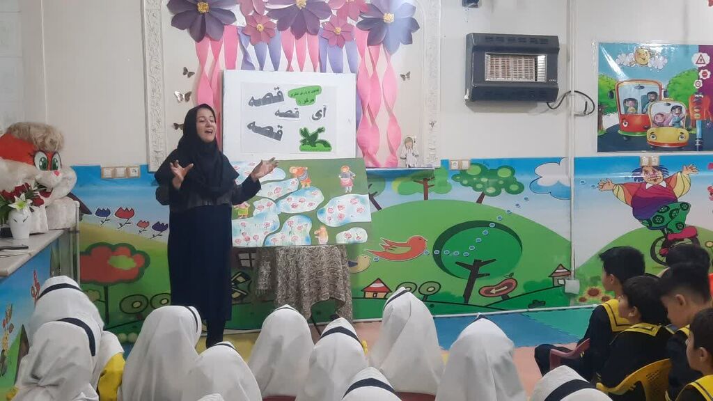 1351364-1 قصهگویی مربیان کانون پرورش فکری در مراکز عمومی شهر قم،۱۶ مهر در ویژهبرنامه روز کودک و روز قصه با شعار «زمین، خانهی ما»