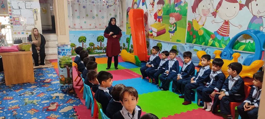 1351365-1 قصهگویی مربیان کانون پرورش فکری در مراکز عمومی شهر قم،۱۶ مهر در ویژهبرنامه روز کودک و روز قصه با شعار «زمین، خانهی ما»