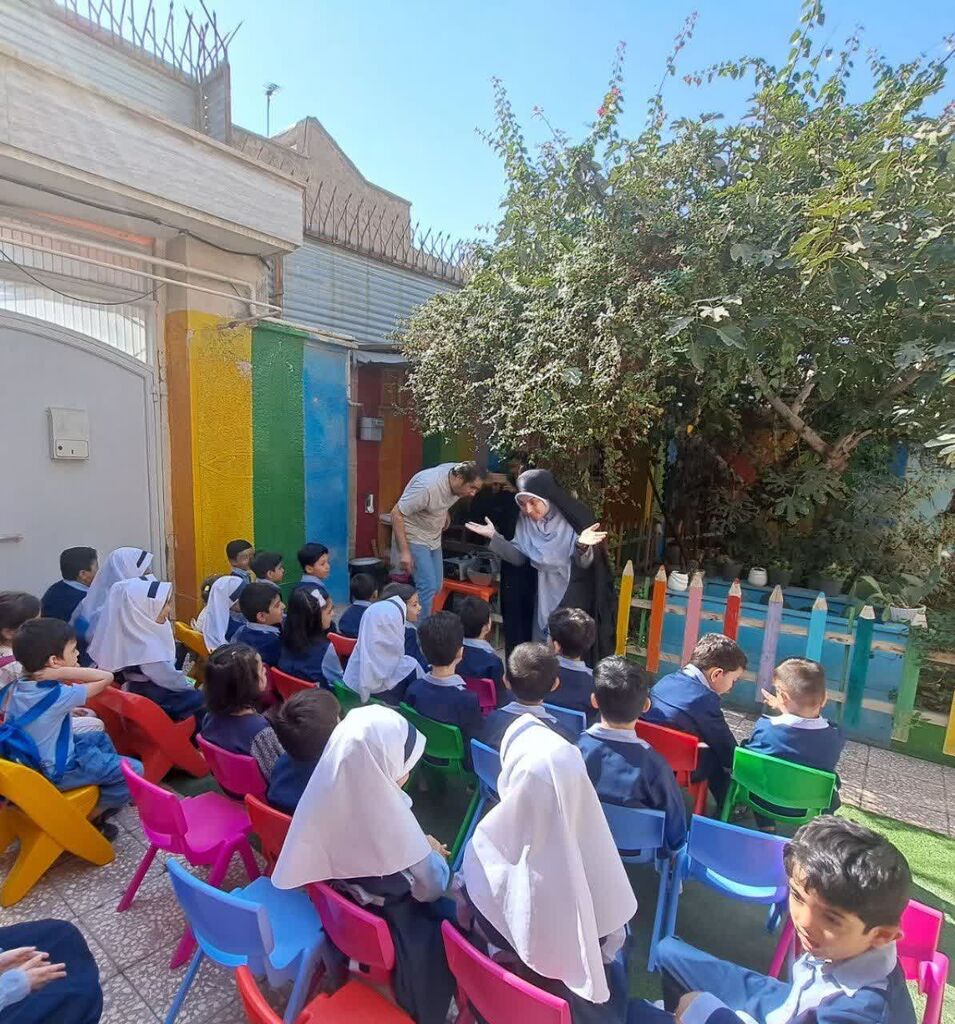 1351371-1 قصهگویی مربیان کانون پرورش فکری در مراکز عمومی شهر قم،۱۶ مهر در ویژهبرنامه روز کودک و روز قصه با شعار «زمین، خانهی ما»