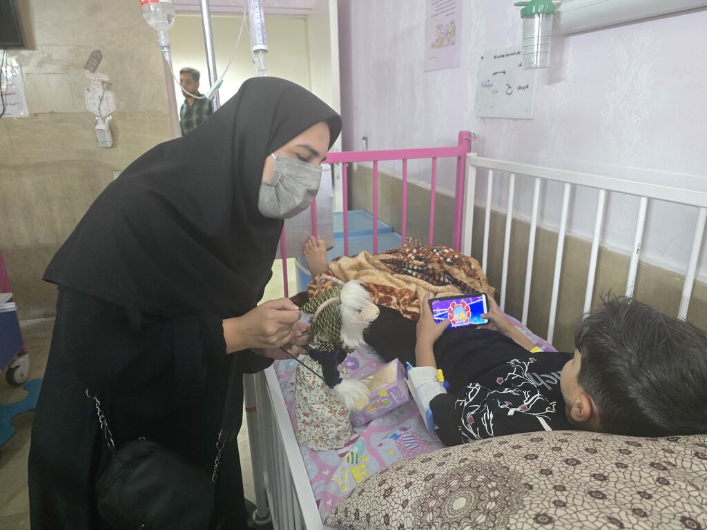 1351373-1 قصهگویی مربیان کانون پرورش فکری در مراکز عمومی شهر قم،۱۶ مهر در ویژهبرنامه روز کودک و روز قصه با شعار «زمین، خانهی ما»