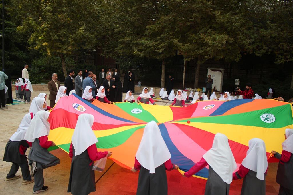 1351850-1 نمایشگاه بزرگ هفته ملی کودک در مازندران گشایش یافت /ارائه دستاوردهای دستگاههای استانی در حمایت از کودکان و خانوادهها