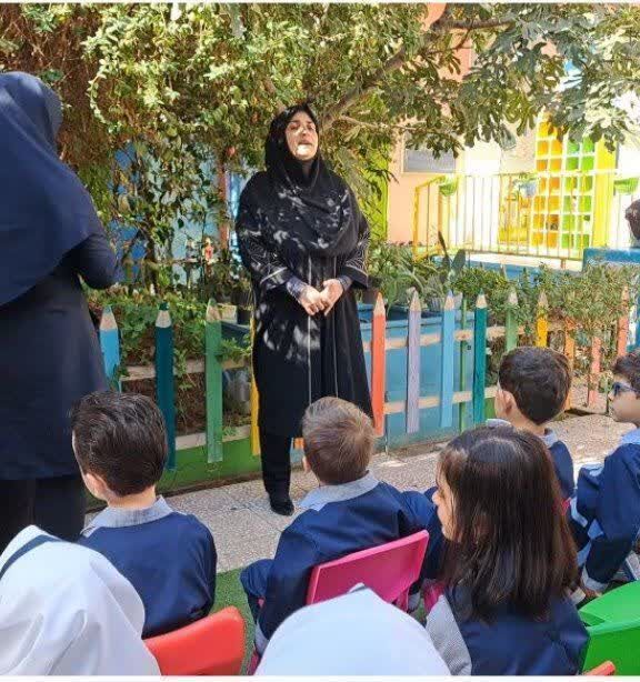 1351888-1 قصهگویی مربیان کانون پرورش فکری در مراکز عمومی شهر قم،۱۶ مهر در ویژهبرنامه روز کودک و روز قصه با شعار «زمین، خانهی ما»