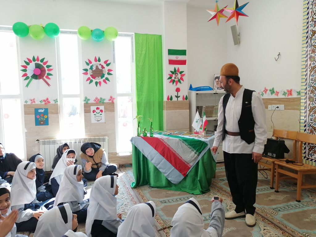 1351889-1 قصهگویی مربیان کانون پرورش فکری در مراکز عمومی شهر قم،۱۶ مهر در ویژهبرنامه روز کودک و روز قصه با شعار «زمین، خانهی ما»