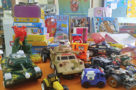 خیر فراهانی به کودکان روستایی عروسک و اسباب‌بازی اهدا کرد