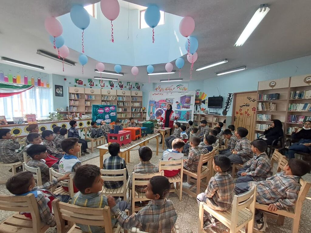 1352037-1 ۴۰ دانشآموز کلاس اول و دومی در جشن نوخوانها مهمان کانون بیارجمند بودند