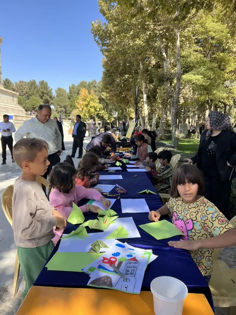 1352259-1 هفته ملی کودک در آرامگاه فردوسی