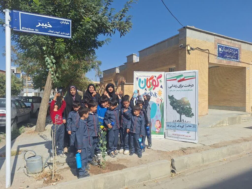 1352346-1 فعالیت گسترده مراکز فرهنگی- هنری کانون پرورش فکری همدان در هفته ملی کودک