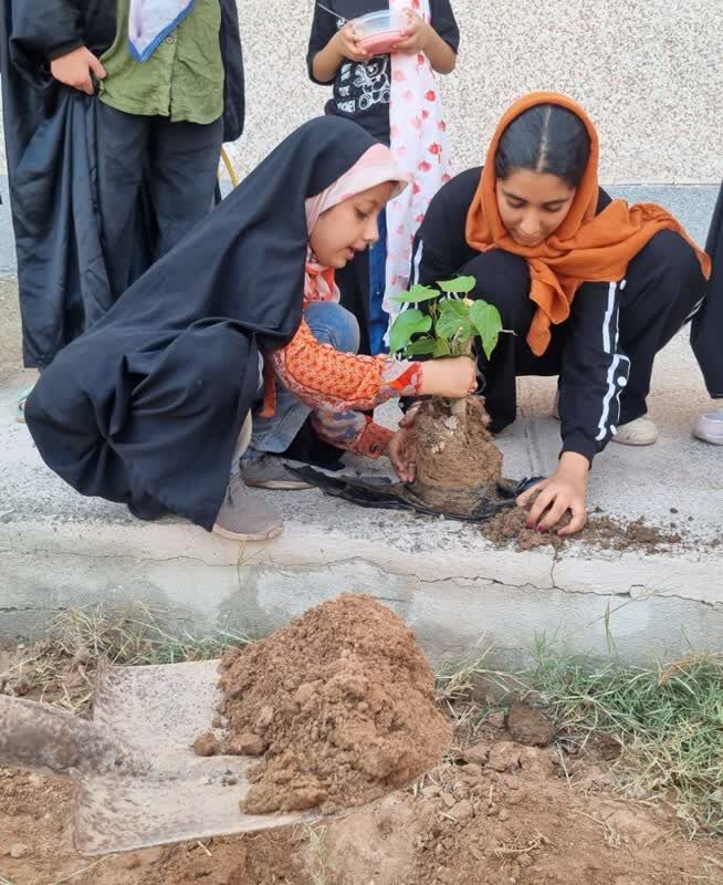 کاشت نهال به نام شهدای جنگ ۱۲ روزه در هفته ملی کودک