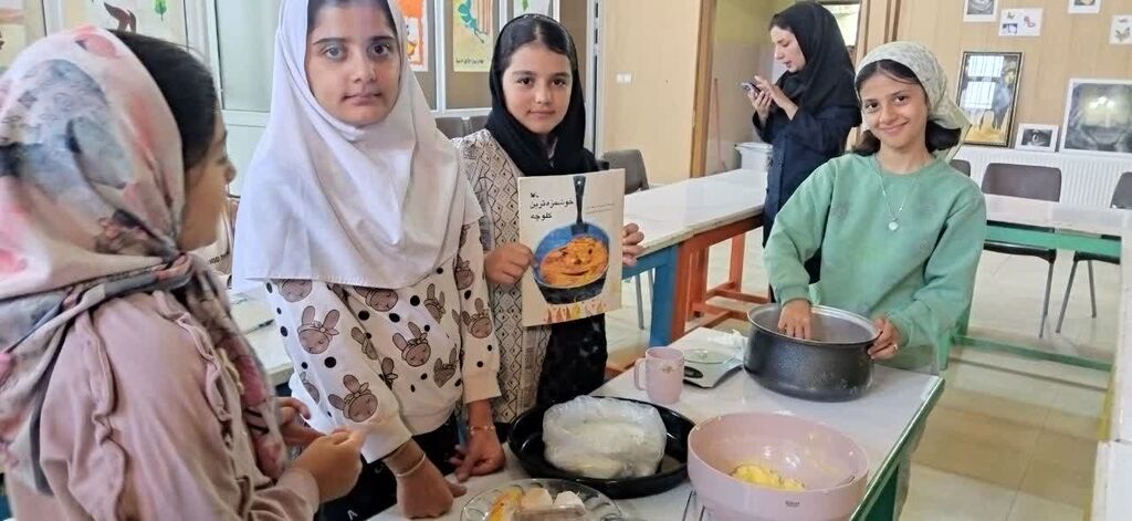 1352451-1 روزی خوشمزه در مرکز نقده