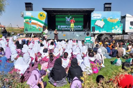 بیش از ۱۰هزار کودک ونوجوان به همراه خانواده‌ها از تماشاخانه سیار کانون دیدن کردند