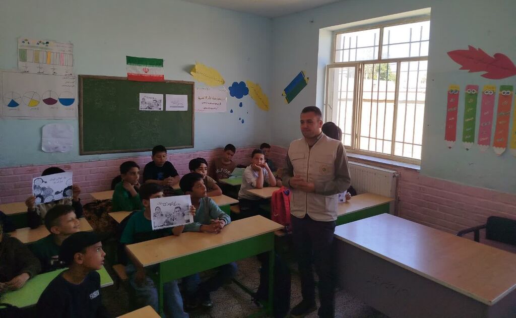 1352770-1 روزی به رنگ قصه