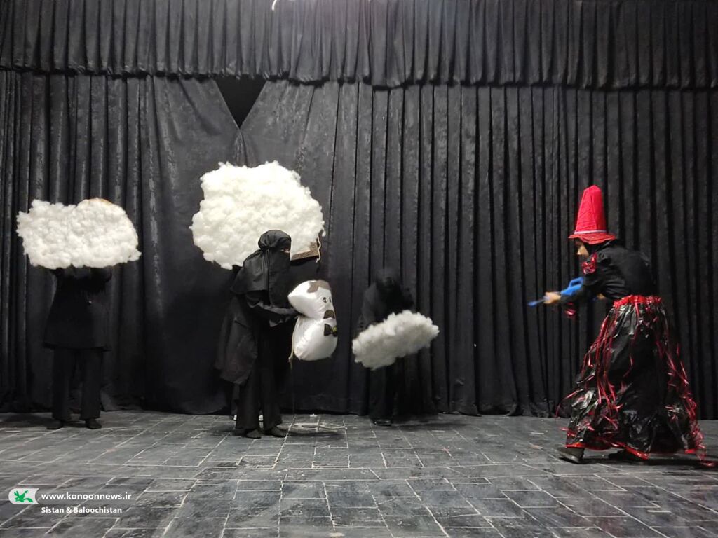 1352793-1 اجرای نمایش عروسکی «از اینجا برو» مرکز فرهنگی هنری شماره یک زاهدان(سیستان و بلوچستان)