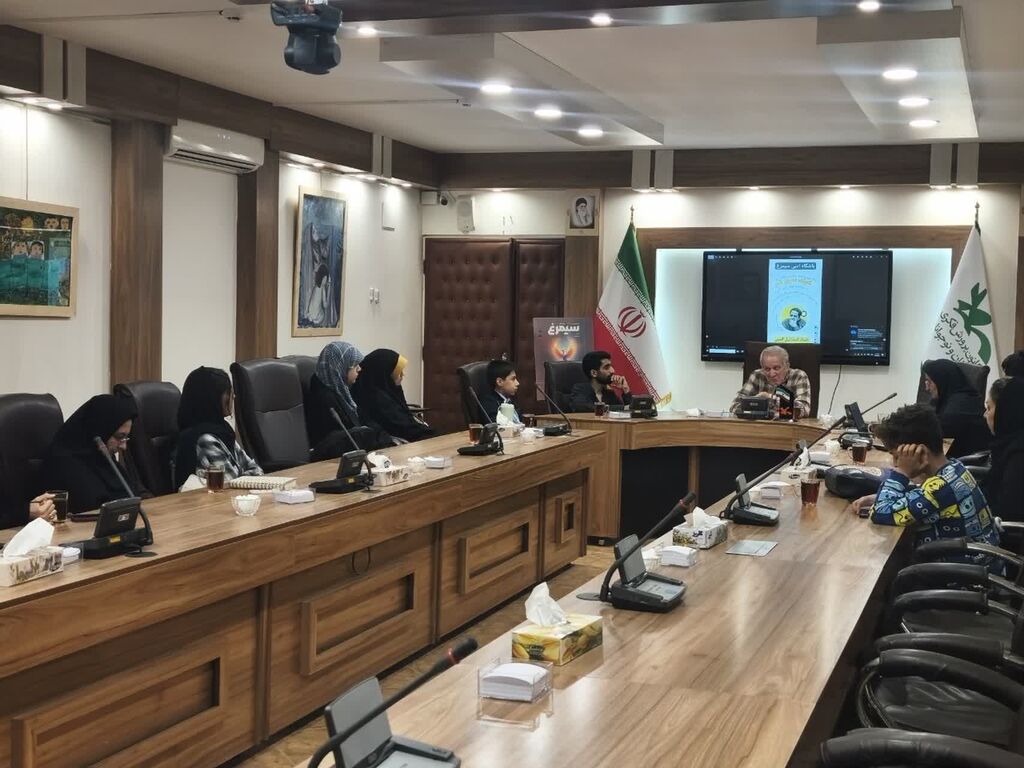 کارگاه «اصول شعر» با حضور اسماعیل امینی در کانون خراسان رضوی برگزار شد 